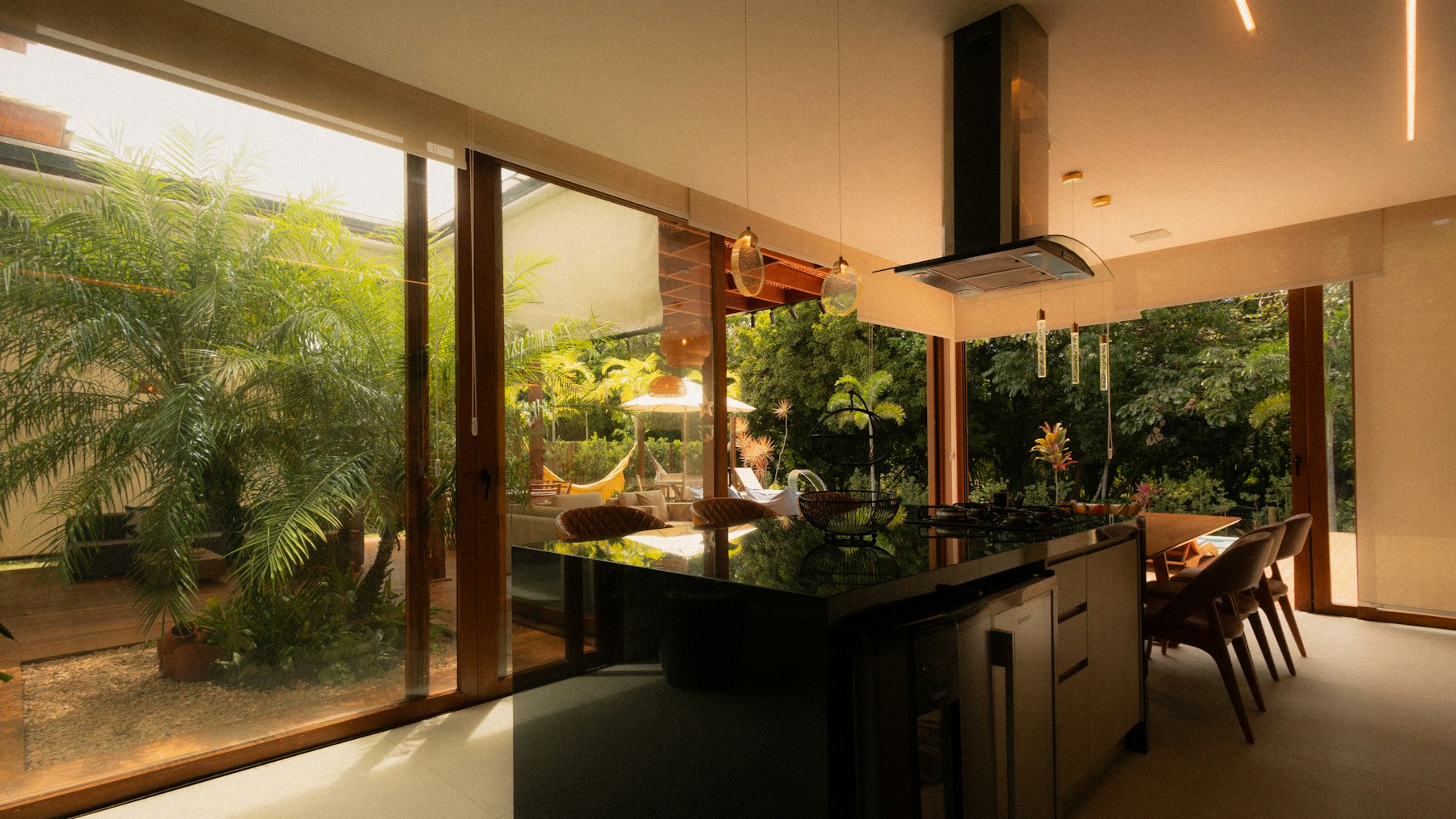Contemporary kitchen opening onto a garden